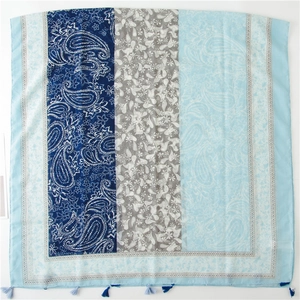 Detail eines Boho-Paisley-Schals mit dekorativen Fransenquasten auf weißem Hintergrund