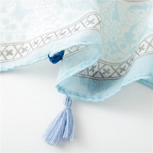Detailaufnahme eines hellblauen Baumwoll-Leinen-Schals mit Quasten und geometrischen Mustern
