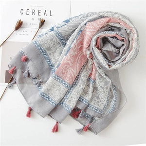 Detail des Bohemian-Paisley-Schals mit grauen und rosa Tönen und Quasten