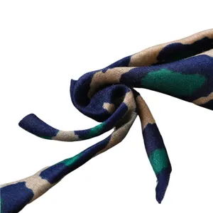 Schal mit Leopardenmuster in Blau und Grün aus Baumwolle und Leinen mit feiner Kante
