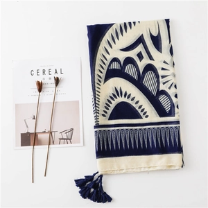 Écharpe d'été à motifs géométriques et pompons en bleu marine et beige pour la plage