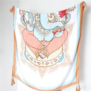 Détail du châle en coton et lin avec imprimé Ganesha et pompons dorés élégants