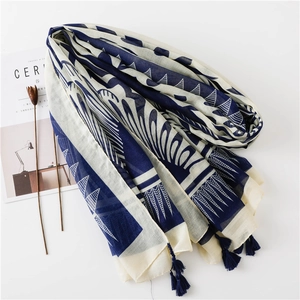 Écharpe géométrique bleu marine et beige avec plumes et glands pour la plage et le soleil