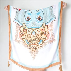 Détail de l'imprimé Ganesha sur châle en coton lin léger avec pompons de style bohème