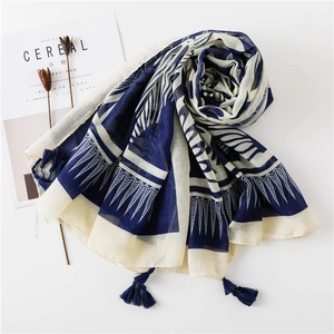 Châle d'été géométrique bleu et blanc avec glands et motifs de plumes bohèmes