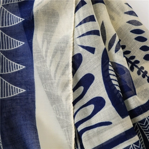 Vue macro des motifs géométriques et texture en lin sur l'écharpe d'été
