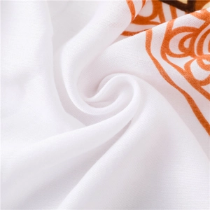 Détail du tissu doux en coton blanc et lin avec un motif artistique de lignes orange