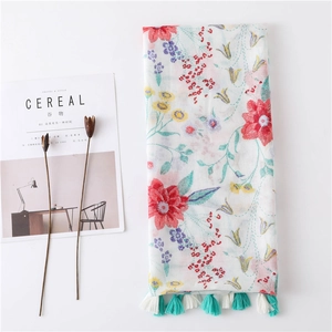 Écharpe bohème à fleurs avec pompons doux et motif de broderie ethnique aux couleurs vives