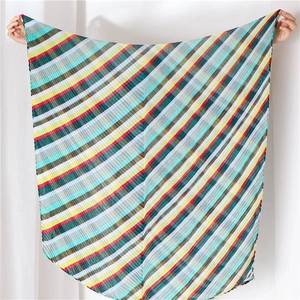 Detailaufnahme des plissierten Schals mit bunten diagonalen Streifen und Textur