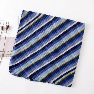 Detailaufnahme des Falten-Schals mit blauen und gelben Streifen und edler Textur