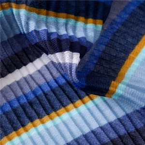 Detailansicht des plissierten Schals mit mehrfarbigen blauen und gelben Streifen