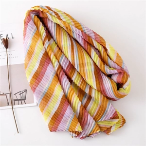 Bunter plissierter Streifenschal mit orange-rosa Tönen und eleganter Akkordeon-Textur