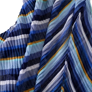 Plissierter Schal mit Leopardenstreifen in Blau und Gelb, leichte Textur