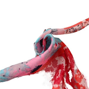 Rode sjaal met bloemenprint van lichte chiffon voor de lente en bescherming tegen de zon