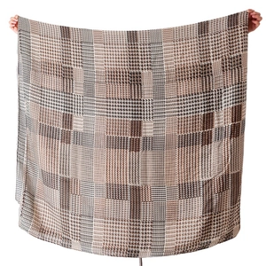 Sciarpa rettangolare oversize con classico motivo pied de poule marrone e design patchwork