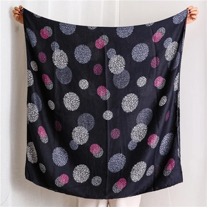 Scialle quadrato oversize stile etnico con stampa neon in misto cotone e lino