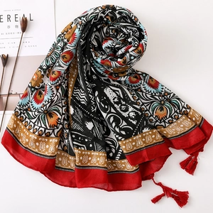 Λεπτομέρεια boho λινής εσάρπας με πολύχρωμα έθνικ φλοράλ σχέδια και κόκκινα φλουριά