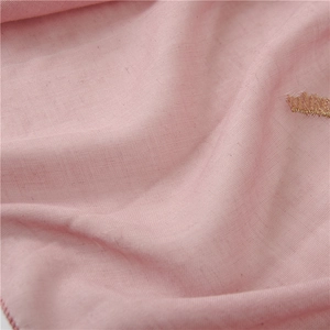 Makro-Detail von rosa Baumwolle-Leinen Schal mit feiner goldener Feder-Stickerei