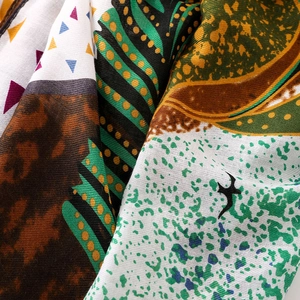 Châle léger en coton et lin avec motifs oiseaux colorés et imprimés ethniques pour femme