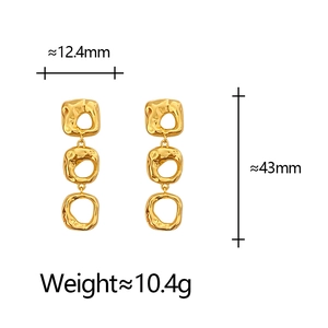 Détail de boucles d'oreilles dorées irrégulières creuses avec dimensions 12,4x43mm