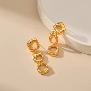 Boucles d'oreilles pendantes dorées irrégulières avec design lave et maillons uniques