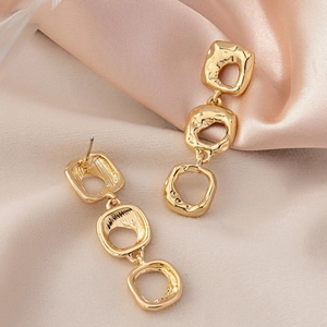 Boucles d'oreilles pendantes carrées dorées irrégulières avec texture martelée élégante
