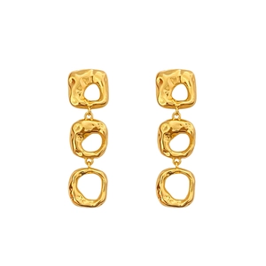 Boucles d'oreilles pendantes dorées à trois maillons irréguliers avec texture martelée