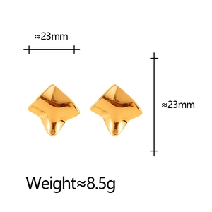 Orecchini a perno geometrici ondulati placcati in oro con finitura lucida a specchio