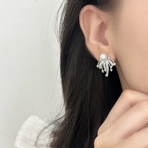 Elegant irregular silver pearl earrings with radiant cubic zirconia snowflake design