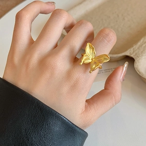 Bague ouverte papillon dorée de style français avec finition mate sur main femme