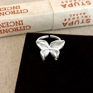 Vue détaillée de la bague papillon 3D avec finition mate et textures de surface fines