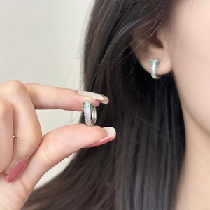 Boucles d'oreilles léopard de luxe en argent avec zircons blancs et yeux vert émeraude