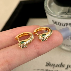 Boucles d'oreilles tête de serpent dorées avec zircons blancs et pierres précieuses vertes
