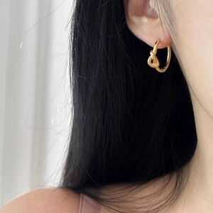 Boucles d'oreilles créoles dorées avec nœud élégant et design minimaliste torsadé pour femme