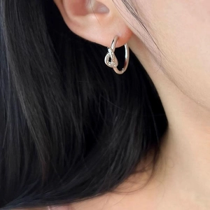 Boucles d'oreilles créoles à nœud en argent pour femmes au design métallique géométrique poli