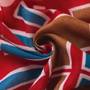 Gros plan d'un foulard en coton et lin à motifs géométriques avec une texture tissée