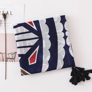 Détail d'une écharpe bohème en coton et lin avec imprimé géométrique et franges