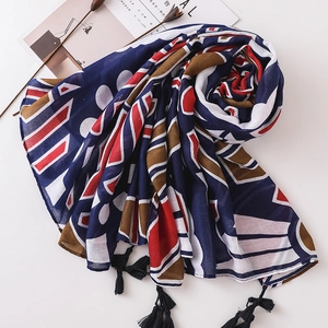 Détail d'un châle en coton et lin à motif géométrique avec des franges noires élégantes