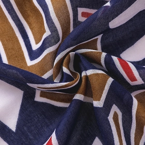 Détail du tissu en coton et lin avec imprimé géométrique et texture douce plissée