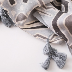 Macro de l'écharpe géométrique avec détails de franges et texture tissée en coton et lin