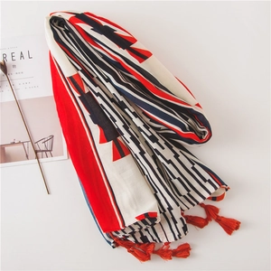 Châle bohème en coton et lin avec motif géométrique et pompons rouges de plage