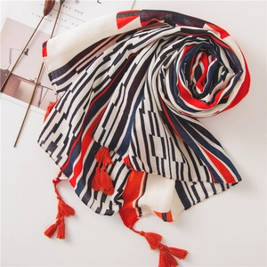 Châle en coton et lin à rayures géométriques avec pompons rouges et design élégant