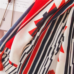Châle bohème en coton et lin à motifs géométriques avec pompons rouges élégants
