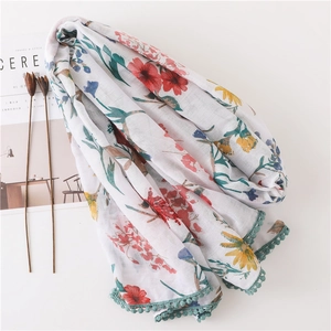 Écharpe bohème en coton et lin avec motifs floraux et dentelle de pompons verts
