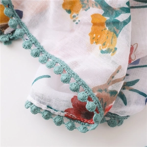Écharpe bohème en coton et lin avec imprimés fleuris et bordure en dentelle à pompons turquoise