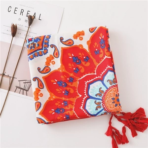 Details vom Sonnenblumen-Strandtuch mit Mandala-Mustern und roten Fransenquasten