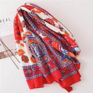 Rotes Strandtuch im Ethno-Stil mit Sonnenblumenmuster und Fransen auf weißem Grund