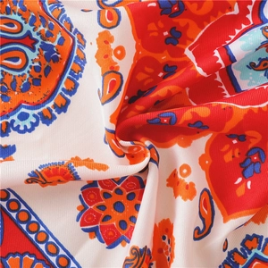 Lebhaftes Sonnenblume-Strandtuch mit Paisley-Muster und Boho-Sonnenschutz-Schal