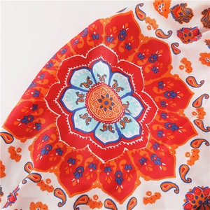 Detailaufnahme von Mandala-Sonnenblumenmuster am Strandtuch mit Paisley-Dekor