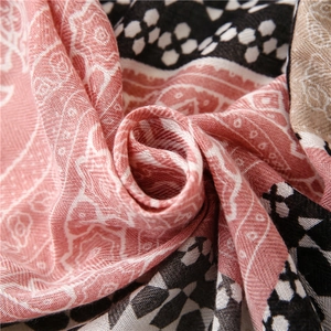 Écharpe en coton et lin avec motif cachemire rose et géométrique et pompons
